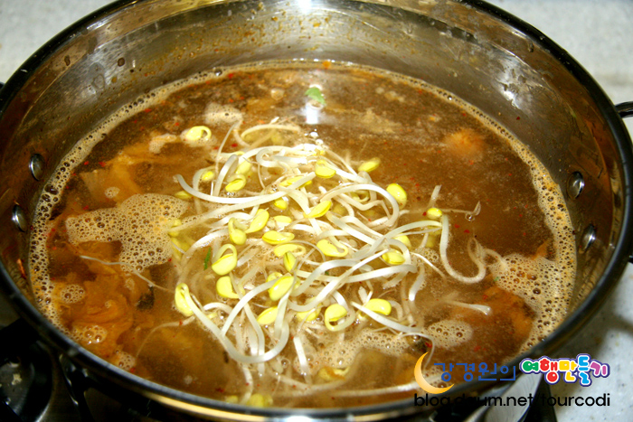 비오는날, 음주후에 시원하게 속을 풀어주는 김치콩나물국