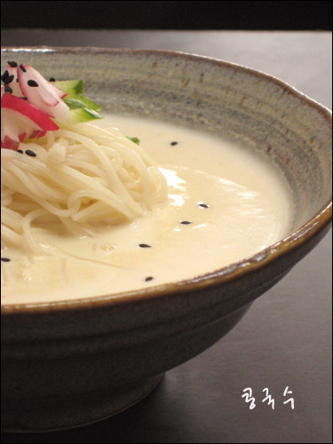 콩알이 마구 씹히는 시원하고 <찐한 콩국수>를 먹어 보아요.