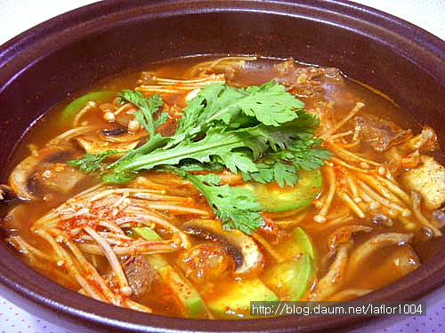 맛도 좋고 영양넘치는 소고기버섯찌개!!~~