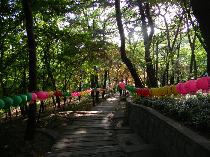아차산 영화사의 오래된 보물이자 밥줄, 미륵석불입상 (미륵전, 오색연등이 걸린 숲길, 대웅전)