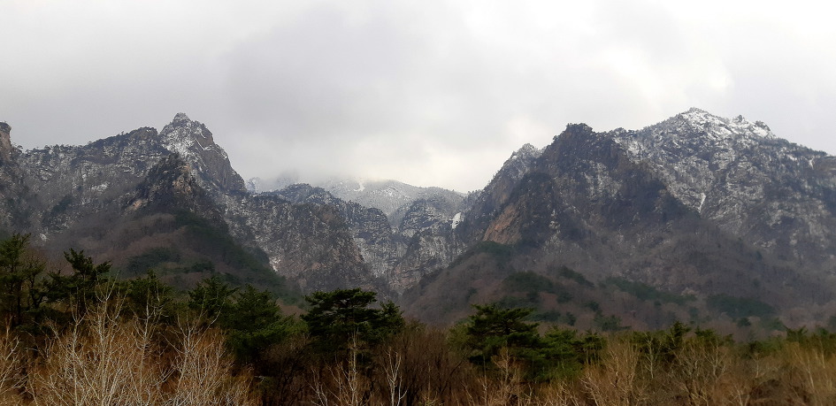  설악산 토왕골의 이른 봄을 보고 왔습니다.
