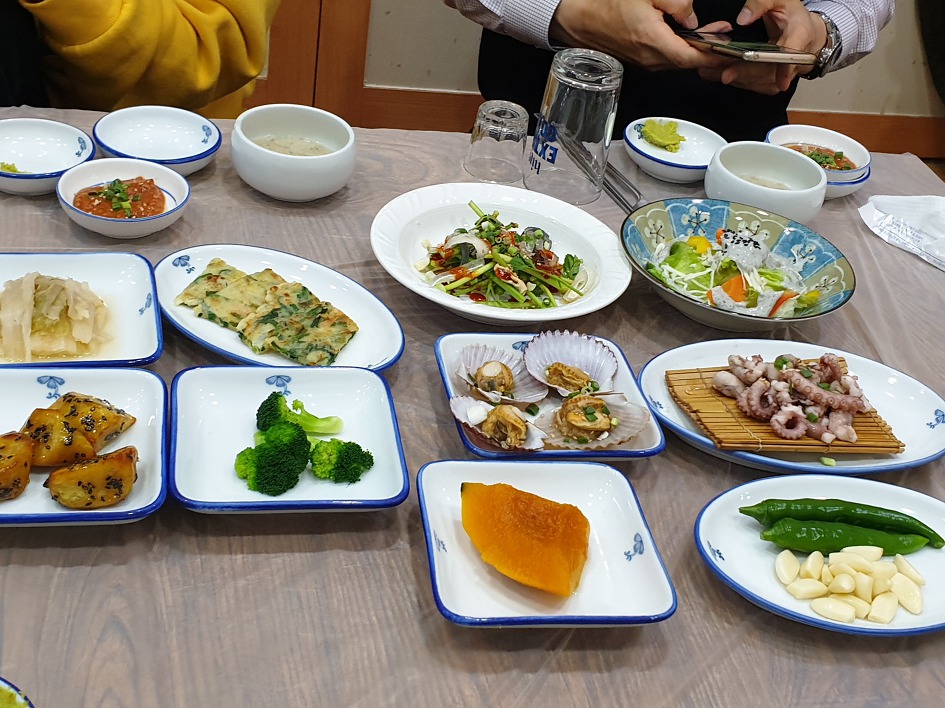 광안리해수욕장을 바라보며 사랑해횟집에서 맛있는 회를....